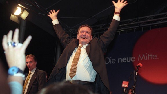 Gerhard Schröder (Deutschland/SPD) lässt sich feiern nach dem Wahlsieg bei der Bundestagswahl 1998