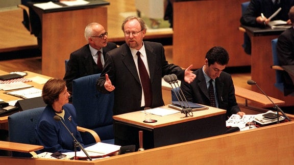 Bundestagspräsident Wolfgang Thierse (Mitte, GER/SPD) hält seine erste Rede während der konstituierenden Sitzung des 14. Deutschen Bundestages in Bonn, 1998
