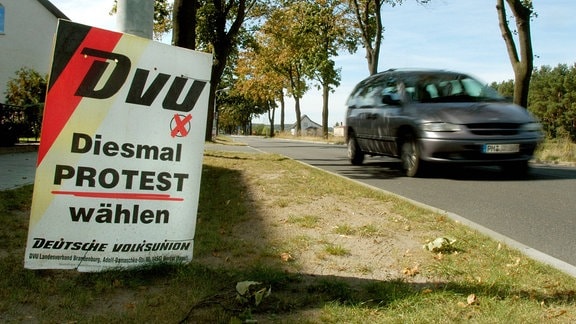 Wahlplakat der rechtsextremen Deutschen Volksunion (DVU) bei Beelitz/Brandenburg, 2004.