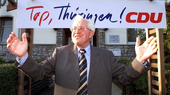 Bernhard Vogel (CDU/Ministerpräsident Thüringen) vor einem Schild mit dem Schriftzug - Top, Thüringen! CDU