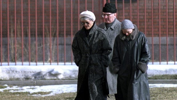 Erich Honecker (m), seine Frau Margot (r) und eine unbekannte Frau spazieren über das Gelände der chilenischen Botschaft in Moskau. 