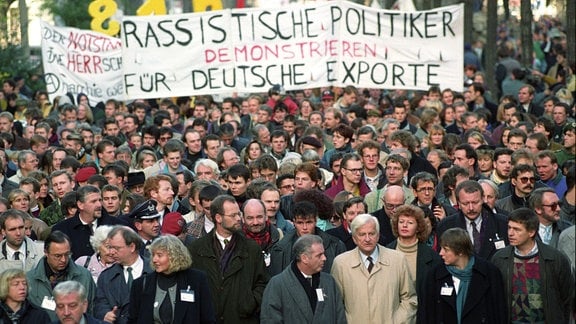 Etwa 300.000 Menschen setzten bei der Großdemonstration am  08.11.1992 ein Zeichen für Menschenwürde und gegen Ausländerfeindlichkeit.