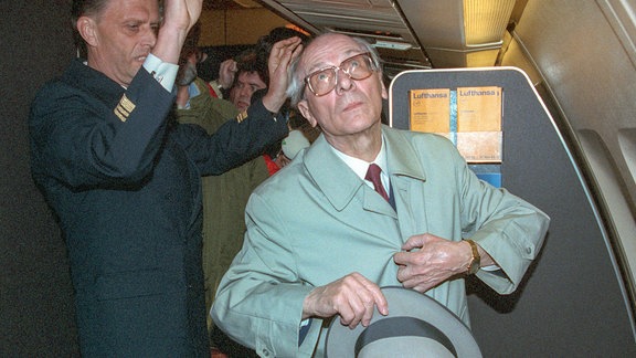 Haftbefehl aufgehoben - Honecker auf dem Weg nach Chile