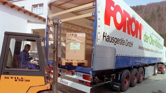 Einer der weltweit ersten FCKW-und FKW-freien Kühlschränke wird am 15.03.1993 bei Foron in Schmiedeberg für den Transport verladen.