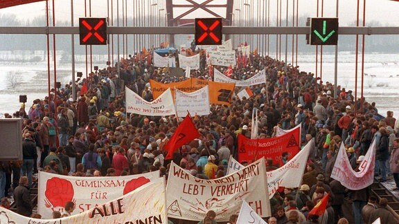 Stahlarbeiter protestieren am 24. Februar 1993 auf der Rheinhausener Rheinbrücke gegen die Stillegungspläne. 