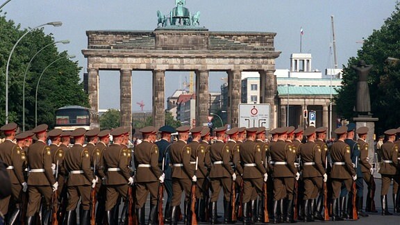Russische Soldaten marschieren am 31. August 1994 in Berlin über die Straße des 17. Juni zum Brandenburger Tor.
