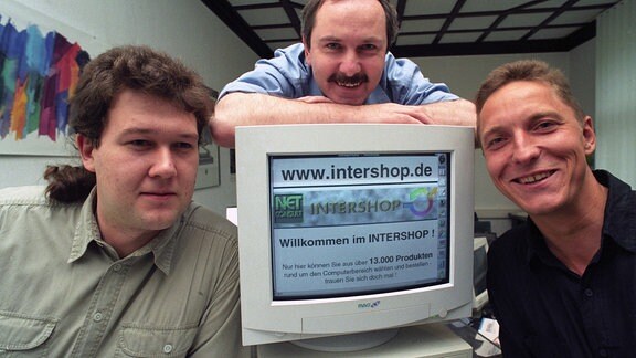 Zum "Verkaufspersonal" des deutschlandweit ersten Online-Kaufhauses im Internet gehören Peter Conrad, Eugen P. Berg und Karsten Schneider (v.l.) in der NetConsult Computersysteme GmbH in Jena. 