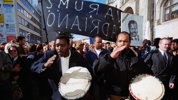 Demontration zum Neonazimord an Alberto Adriano, der in der Nacht vom 10. auf den 11. Juni 2000 in Dessau getötet wurde.