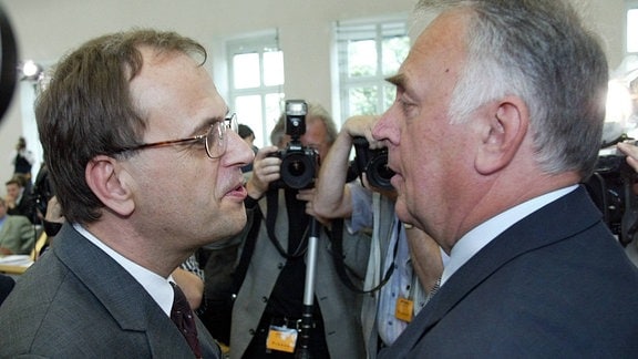  Wolfgang Böhmer (CDU), rechts, erhält erste Glückwünsche nach der Wahl zum neuen Ministerpäsidenten von seinem Vorgänger, Reinhard Höppner (SPD), links, im Landtag von Sachsen-Anhalt in Magdeburg am Donnerstag, 16. Mai 2002. 
