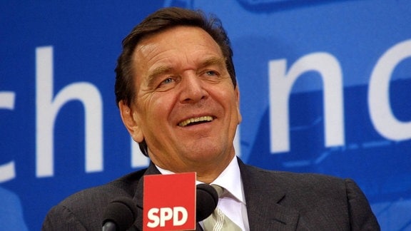 Bundeskanzler Gerhard Schröder, SPD/Parteivorsitzender während der Wahlparty in der SPD-Parteizentrale in Berlin, 2002