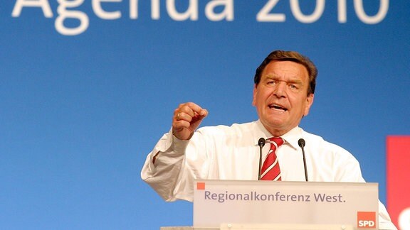 Bundeskanzler Gerhard Schröder hält eine Rede anlässlich der Regionalkonferenz West zur Agenda 2010 in Bonn