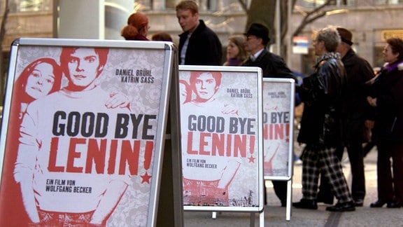 Andrang vor einem Kino für den Film "Goodbye Lenin"