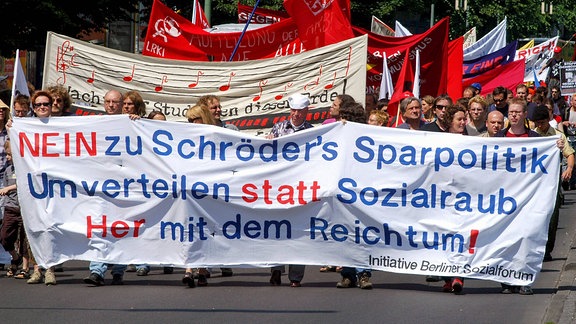 Demonstration gegen SPD-Parteitag zur Agenda 2010 in Berlin