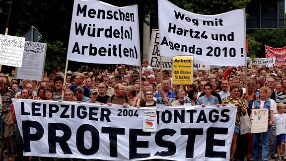 Weg mit Hartz4 und Agenda 2010 - Demonstranten protestieren gegen die geplante Umsetzung der Arbeitsmarktreformen auf der Montagsdemo in Leipzig