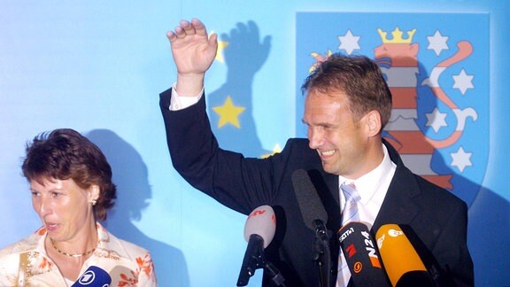 Dieter Althaus (re., CDU/Ministerpräsident Thüringen) jubelnd mit seiner Ehefrau Katharina anlässlich der Landtagswahlen in Thüringen