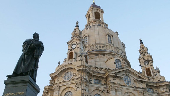 Die Frauenkirche und das Martin Luther Denkmal in Dresden.