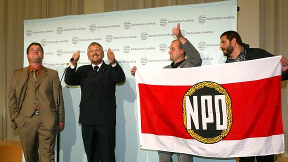 Holger Apfel (li., NPD/Stellvertretender Vorsitzender) und Udo Voigt (2.v.l., NPD-Vorsitzender) anlässlich der Landtagswahl in Dresden, 2004