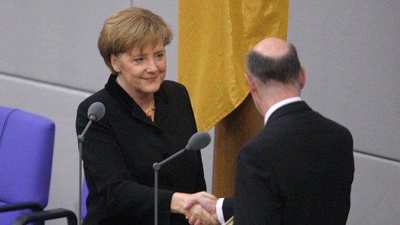 Bundestagspräsident Norbert Lammert (GER/CDU) gratuliert Dr. Angela Merkel (GER/CDU) nach ihrer Vereidung zur Bundeskanzlerin im Deutschen Bundestag in Berlin, 2005 