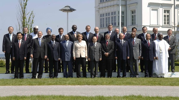 Gruppenfoto der G8 mit Vertretern der Schwellenländer - Vorn v.l.n.r.: Hu Jintao (CHN), George W. Bush (USA), Thabo Mbeki (RSA), Legesse Meles Zenawi (ETH), Angela Merkel (GER/CDU), Abdelaziz Bouteflika (ALG), Luiz Inacio da Silva (BRA), Wladimir Putin (RUS), Abdoulaye Wade (SEN), x, Umaru Yar Adua (NGR) und Hinten v.l.n.r.: Ban Ki Moon (KOR), Romano Prodi (ITA), Alpha Oumar Konare (MLI), Manmohan Singh (IND), Nicolas Sarkozy (FRA), John Agyekum Kufuor (GHA), Tony Blair (GBR), x, Stephen Harper (CAN), Rodrigo de Rato y Figaredo (ESP), Angel Gurria (MEX), Shinzo Abe (JPN), Jose Manuel Barroso (POR), Claude Mandil (FRA)