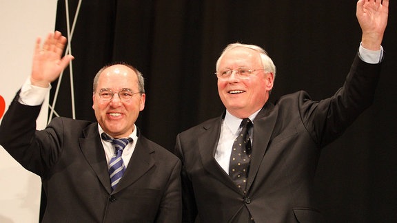 Fraktionsvorsitzende Gregor Gysi (li.) und Oskar Lafontaine (re.) (Die Linke) anlässlich der Abschlußkundgebung zum Wahlkampf in Hessen