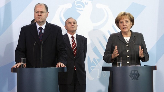 Bundeskanzlerin Angela Merkel (Deutschland/CDU), Finanzminister Peer Steinbrück (Deutschland/SPD) und Otmar Issing (Mitte, Vorsitzender Weltfinanzmarkt-Expertengruppe) während einer Pressekonferenz - Berlin
