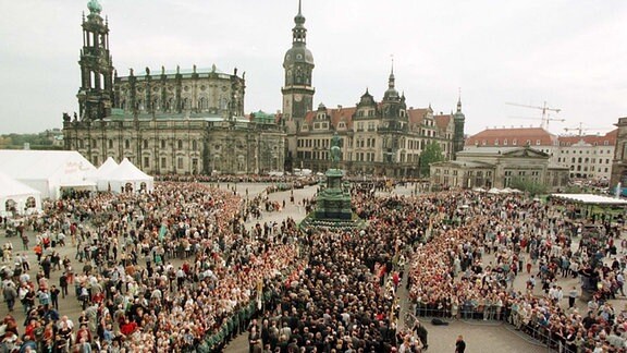 Tausende Bürger und Gäste der Stadt warten am 3.10.2000 vor der Dresdner Semperoper auf die Ehrengäste der zentralen Feierlichkeiten zum 10. Jahrestag der Deutschen Einheit.