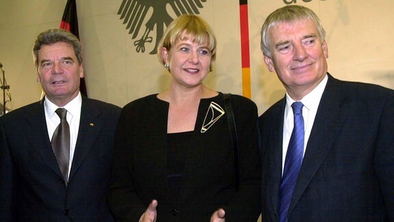 Bundesinnenminister Otto Schily (SPD) steht am 11.10.2000 in Berlin neben dem scheidenden Bundesbeauftragten für die Stasi-Unterlagen, Joachim Gauck (l.), und dessen Nachfolgerin Marianne Birthler (Grüne).