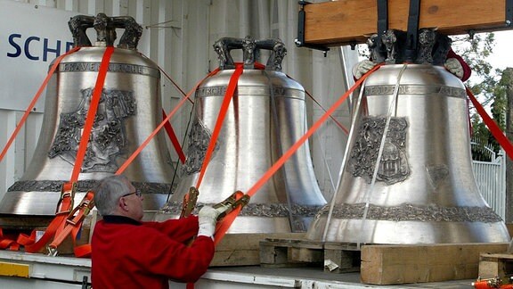 Bei der Gießerei Bachert in Karlsruhe werden am Dienstag (29.04.2003) die sieben Glocken der Dresdner Frauenkirche zum Abtransport nach Dresden verladen. 
