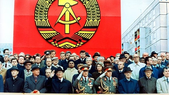 Die Ehrentribüne auf der Karl-Marx-Allee während der Militärparade am 7. Oktober 1989 in Ost-Berlin mit dem sowjetischen Staats- und Parteichef Michail Gorbatschow (2.v.l.), dem DDR-Staatsratsvorsitzenden und SED-Generalsekretär Erich Honecker (3.v.l.), Raissa Gorbatschowa (hinter Honecker), die Frau des sowjetischen Präsidenten und Willi Stoph (3.v.r.), Ministerpräsident der DDR. 