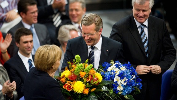 Bundeskanzlerin Dr.Angela MERKEL und der gewählte Bundespräsident Christian WULFF (CDU) im Beisein von Horst Seehofer (re., CSU).