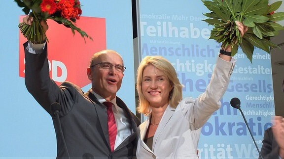 der bisherige und neue Ministerpräsident des Landes, Erwin SELLERING und die amtierende Sozialministerin und stellvertretende SPD-Vorsitzende Manuela SCHWESIG, 2011