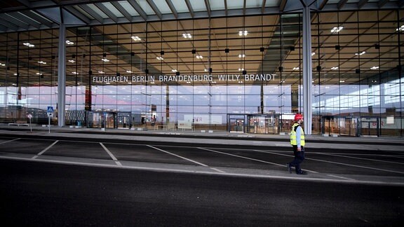 Terminal Gebäude vom neuen und noch nicht fertiggestellten der Flughafen BER BBI BERLIN BRANDENBURG AIRPORT Willi Brandt in Schönefeld