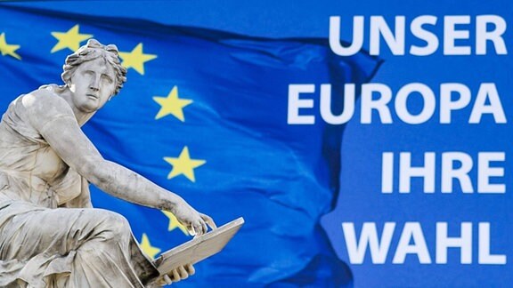Statue Gesetzgebende Gewalt Legislative vor Informationstafel zur EU-Wahl