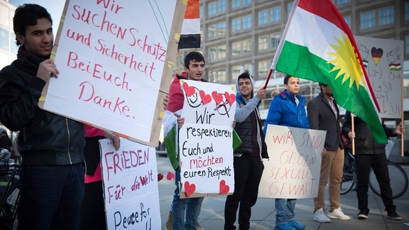 Gefllüchtete Jugendliche und Deutsche protestieren aufgrund der Ereignisse in der Sylvesternacht in Köln für ein respektvolles Miteinander. 
