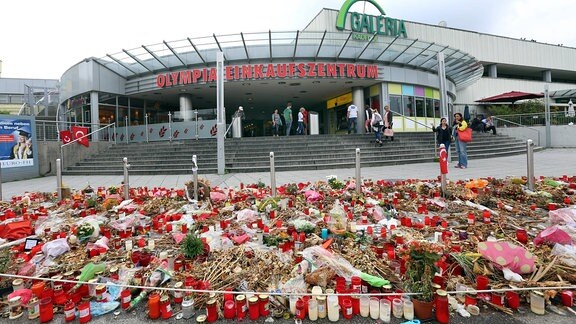 München, 12. August 2016 OEZ - 3 Wochen nach dem Amoklauf Die Blumen sind verwelkt - der Schmerz bleibt. Inzwischen wurde der mutmaßliche Lieferant gefasst, der dem Amokläufer die Waffe verkaufte