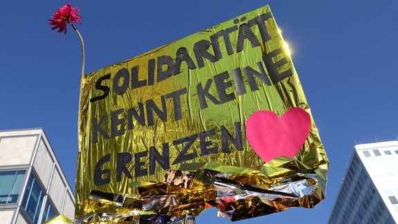 Für eine freie Gesellschaft - Solidarität statt Ausgrenzung - unter diesem Motto fand die Großkundgebung in Berlin statt