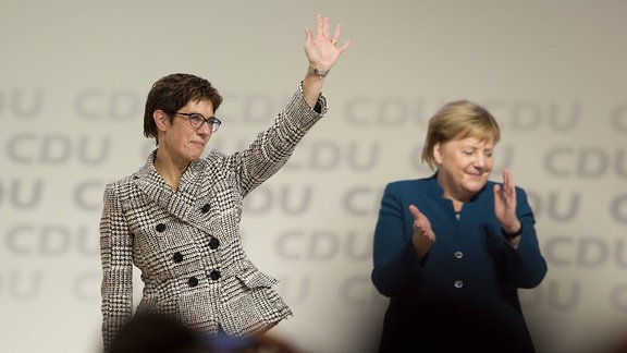 Die neu gewählte CDU-Vorsitzende Annegret KRAMP-KARRENBAUER bekommt die Glückwuensche von Bundeskanzlerin Angela MERKEL, 31. CDU-Parteitag 2018 in Hamburg