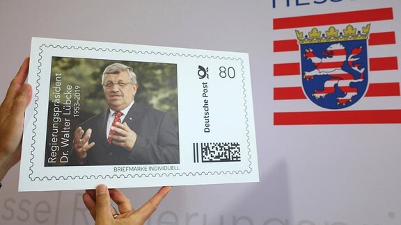 Eine individuelle Briefmarke zum Gedenken an dem am 2. Juni 2019 mutmasslich von einem Rechtsextremisten ermordeten Kasseler Regierungspräsidenten Walter Lübcke Lübcke ist am Freitag 21.08.2020 in Kassel offiziell vorgestellt worden. 