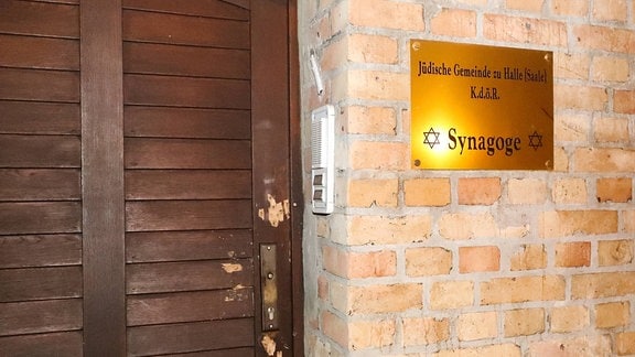 Synagoge in Halle Saale, nach dem Terroranschlag von Stephan Balliet soll die Synagogentür ein Kunstobjekt werden, die Tür zur Synagoge in Halle Saale wird künstlerisch gestaltet und ausgestellt wie der Vorsitzende der juedischen Gemeine Max Privorozki in der Nacht zu Freitag bekannt gab