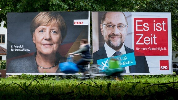 Die Wahlplakate der Bundeskanzlerin Angela Merkel (CDU) und des SPD-Kanzlerkandidaten Martin Schulz stehen am 20.09.2017 in Hannover (Niedersachsen) neben einander. 