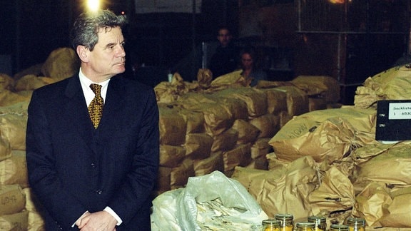 Joachim Gauck mit Stasi-Akten