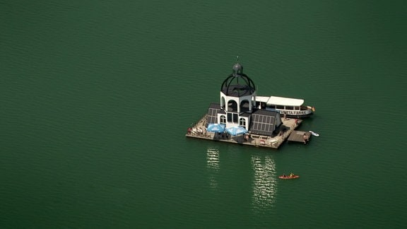 Kirche auf einem See
