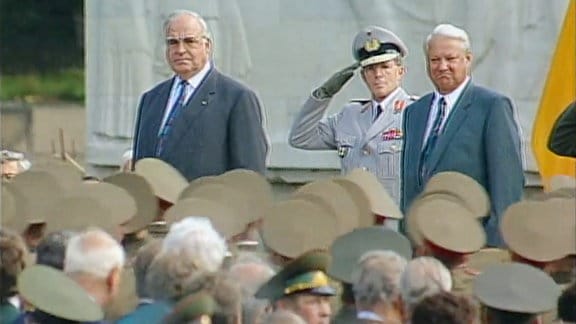 Helmut Kohl und Boris Jelzin bei der Abschiedsparade der GUS-Armee in Berlin