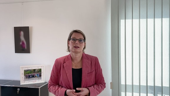 Stefanie Hubig, Ministerin für Bildung Rheinland-Pfalz, spricht in die Kamera.