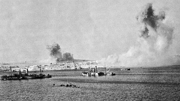 Explosionen über Stadt und Hafen von Tobruk