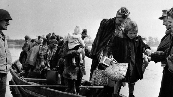 Fluchtboot mit Zivilisten erreicht im April das westliche Ufer der Elbe