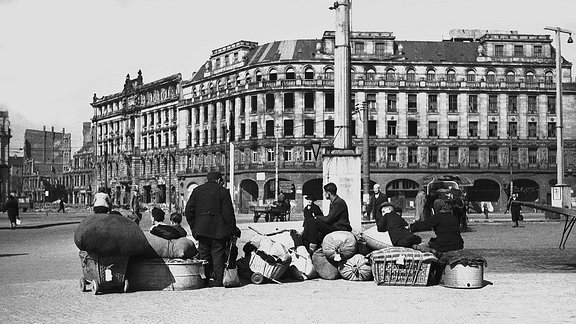 Flüchtlinge 1946 vor dem Hotel Astoria in Leipzig