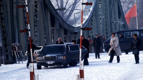 Agentenaustausch auf der Glienicker Brücke 1986 - Beamte des US State Department nehmen u. a. den sowjetischen Dissidenten Anatoli Schtscharanski (URS) in Empfang