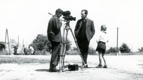 Zwei männer mit Kamera und ein Pionier
