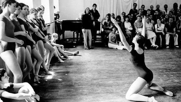Tänzerin Gret Palucca während des Unterrichts in ihrer Tanzschule in Dresden